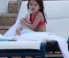 Katie Holmes et la petite Suri se détendent dans une piscine à Miami le 16 mai 2011