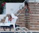 Katie Holmes et la petite Suri se détendent dans une piscine à Miami le 16 mai 2011