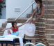 Katie Holmes et la petite Suri se détendent dans une piscine à Miami le 16 mai 2011