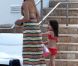 Katie Holmes et la petite Suri se détendent dans une piscine à Miami le 16 mai 2011