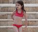 Katie Holmes et la petite Suri se détendent dans une piscine à Miami le 16 mai 2011