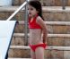 Katie Holmes et la petite Suri se détendent dans une piscine à Miami le 16 mai 2011