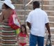 Katie Holmes et la petite Suri se détendent dans une piscine à Miami le 16 mai 2011