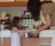 Katie Holmes et Suri s'offrent une petite balade à Miami, le 16 mai 2011