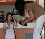 Le 16 mai 2011, Katie Holmes et Suri se font une sortie entre filles à Miami pour déguster une bonne glace !    