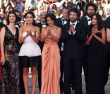 Hiam Abbass, Sabrina Ouazani, Hafsia Herzi, Radu Mihaileanu, Leïla Bekhti et Biyouna émus lors de la présentation de La Source des femmes au festival de Cannes le 21 mai 2011