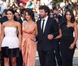 Hiam Abbass, Sabrina Ouazani, Hafsia Herzi, Radu Mihaileanu, Leïla  Bekhti et Biyouna lors de la présentation de La Source des femmes au  festival de Cannes le 21 mai 2011