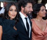 Leïla Bekhti, Radu Mihaileanu et Hafsia Herzi lors de la présentation de La Source des femmes au festival de Cannes le 21 mai 2011