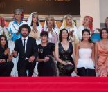 Hiam Abbass, Sabrina Ouazani, Hafsia Herzi, Radu Mihaileanu, Leïla  Bekhti et Biyouna, avec les femmes du village marocain où a été tourné le film lors de la présentation de La Source des femmes au  festival de Cannes le 21 mai 2011