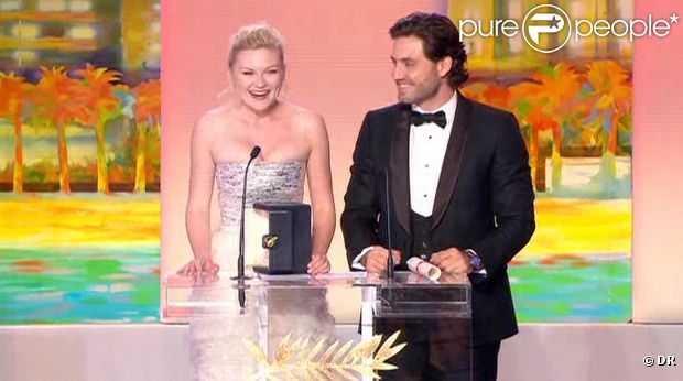 Kirsten Dunst reçoit le prix de l'interprétation féminine des mains d'Edgard Ramirez