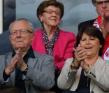 Martine Aubry et son papa Jacques Delors assistent au match PSG-Lille, dans le cadre de la 37e journée de Ligue 1 au Parc des Princes (Paris), samedi 21 mai 2011.