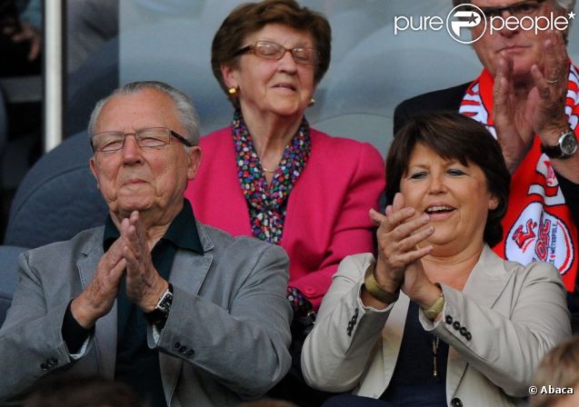 Martine Aubry et son papa Jacques Delors assistent au match PSG-Lille, dans le cadre de la 37e journée de Ligue 1 au Parc des Princes (Paris), samedi 21 mai 2011.
