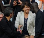 Martine Aubry salue Lilian Thuram et Michel Cymès au match PSG-Lille, dans le cadre de la 37e journée de Ligue 1 au Parc des Princes (Paris), samedi 21 mai 2011.