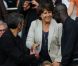Martine Aubry salue Lilian Thuram et Michel Cymès au match PSG-Lille, dans le cadre de la 37e journée de Ligue 1 au Parc des Princes (Paris), samedi 21 mai 2011.