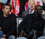 Lilian Thuram et Michel Cymès assistent au match PSG-Lille, dans le cadre de la 37e journée de Ligue 1 au Parc des Princes (Paris), samedi 21 mai 2011.
