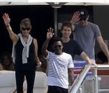 Steven Spielberg passe un beau moment en famille sur son yacht au large de Cannes le 13 mai 2011