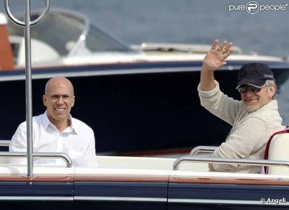 Steven Spielberg passe un beau moment en famille et avec son ami Jeffrey Katzenberg sur son yacht au large de Cannes le 13 mai 2011