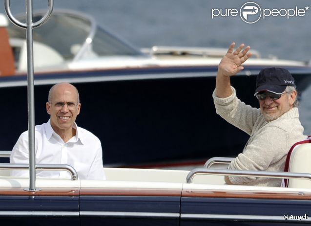 Steven Spielberg passe un beau moment en famille et avec son ami Jeffrey Katzenberg sur son yacht au large de Cannes le 13 mai 2011
