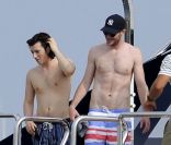 Steven Spielberg passe un beau moment en famille sur son yacht au large de Cannes le 13 mai 2011 : ses enfants s'éclatent ! 