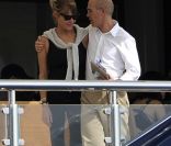 Steven Spielberg passe un beau moment en famille sur son yacht au large de Cannes le 13 mai 2011 : Jeffrey Katzenberg a rejoint son ami Steven 