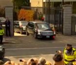 La voiture des Obama reste coincée en quittant Moneygall en Irlande, le 23 mai 2011.