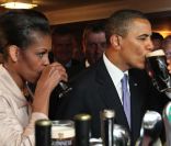 Barack et Michelle Obama dégustent une Guinness dans un pub de Moneygall, village de ses ancêtres, le 23 mai 2011.