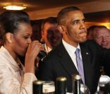 Barack et Michelle Obama dégustent une Guinness dans un pub de Moneygall, village de ses ancêtres, le 23 mai 2011.