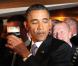 Barack et Michelle Obama dégustent une Guinness dans un pub de Moneygall, village de ses ancêtres, le 23 mai 2011.
