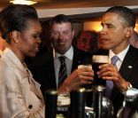 Barack et Michelle Obama dégustent une Guinness dans un pub de Moneygall, village de ses ancêtres, le 23 mai 2011.