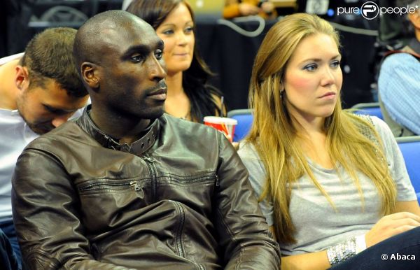Sol Campbell et Fiona Barratt lors d'un match des Chicago Bulls le 5 octobre 2009