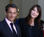 Carla Bruni-Sarkozy et son époux Nicolas Sarkozy à l\'Élysée, le 13 mai 2011.<br />