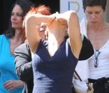 Sophie Marceau sur le tournage d\'Un bonheur n\'arrive jamais seul, à Paris le 25 mai 2011