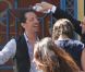 Sophie Marceau et Gad Elmaleh sur le tournage d'Un bonheur n'arrive jamais seul, à Paris le 25 mai 2011