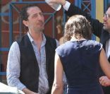 Sophie Marceau et Gad Elmaleh sur le tournage d\'Un bonheur n\'arrive jamais seul, à Paris le 25 mai 2011