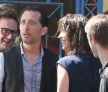 Sophie Marceau et Gad Elmaleh, trempés, sur le tournage d\'Un bonheur n\'arrive jamais seul, à Paris le 25 mai 2011