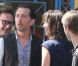 Sophie Marceau et Gad Elmaleh, trempés, sur le tournage d'Un bonheur n'arrive jamais seul, à Paris le 25 mai 2011