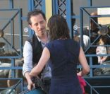 Sophie Marceau et Gad Elmaleh sur le tournage d\'Un bonheur n\'arrive jamais seul, à Paris le 25 mai 2011
