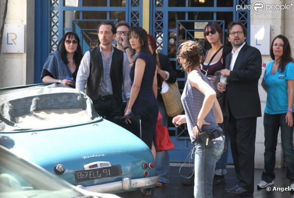 Sophie Marceau et Gad Elmaleh sur le tournage d'Un bonheur n'arrive jamais seul, à Paris le 25 mai 2011