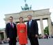 Pause/pose obligée devant la porte de Brandebourg, en compagnie du maire de Berlin Klaus Wowereit.
Victoria et Daniel de Suède, après Munich, ont poursuivi leur visite officielle en Allemagne à Berlin, les 26 et 27 mai 2011.