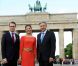 Pause/pose obligée devant la porte de Brandebourg, en compagnie du maire de Berlin Klaus Wowereit.
Victoria et Daniel de Suède, après Munich, ont poursuivi leur visite officielle en Allemagne à Berlin, les 26 et 27 mai 2011.
