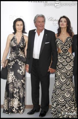 Alain Delon et Sofia Marikh (à droite) au gala de l'amfAR en mai 2010 à Cannes
