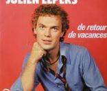 En 1979, Julien Lepers interprétait son titre  De retour de vacances .