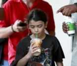 Les enfants de Michael Jackson pendant leur pause-goûter le 24 mai 2011 : Prince et Blanket 