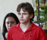 Les enfants de Michael Jackson pendant leur pause-goûter le 24 mai 2011 : Prince Jackson et un starbuck 