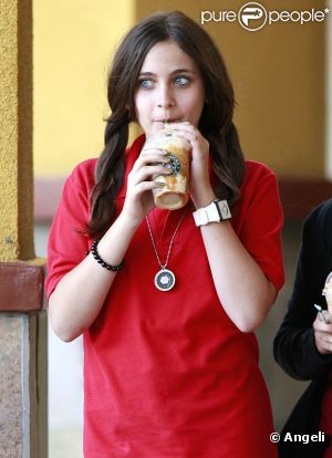 Les enfants de Michael Jackson pendant leur pause-goûter le 24 mai 2011 : Paris déguste son starbuck 