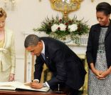 Michelle Obama radieuse portant une ceinture Shourouk à Dublin le 23 mai 2011 