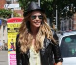 Elle Macpherson à Londres dans un look parfait ! Le 1er juin 2011