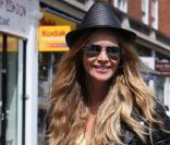 Elle Macpherson à Londres dans un look parfait ! Le 1er juin 2011