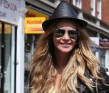 Elle Macpherson à Londres dans un look parfait ! Le 1er juin 2011