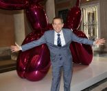 Jeff Koons et son Balloon Dog lors du vernissage de l'exposition 'Il Mondo Vi Appartiene', au Palais Grassi à Venise, le 1er juin 2011.